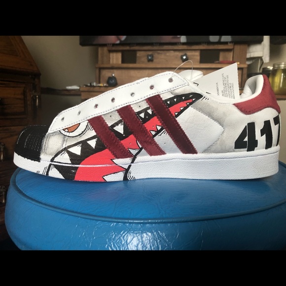 painting adidas superstar